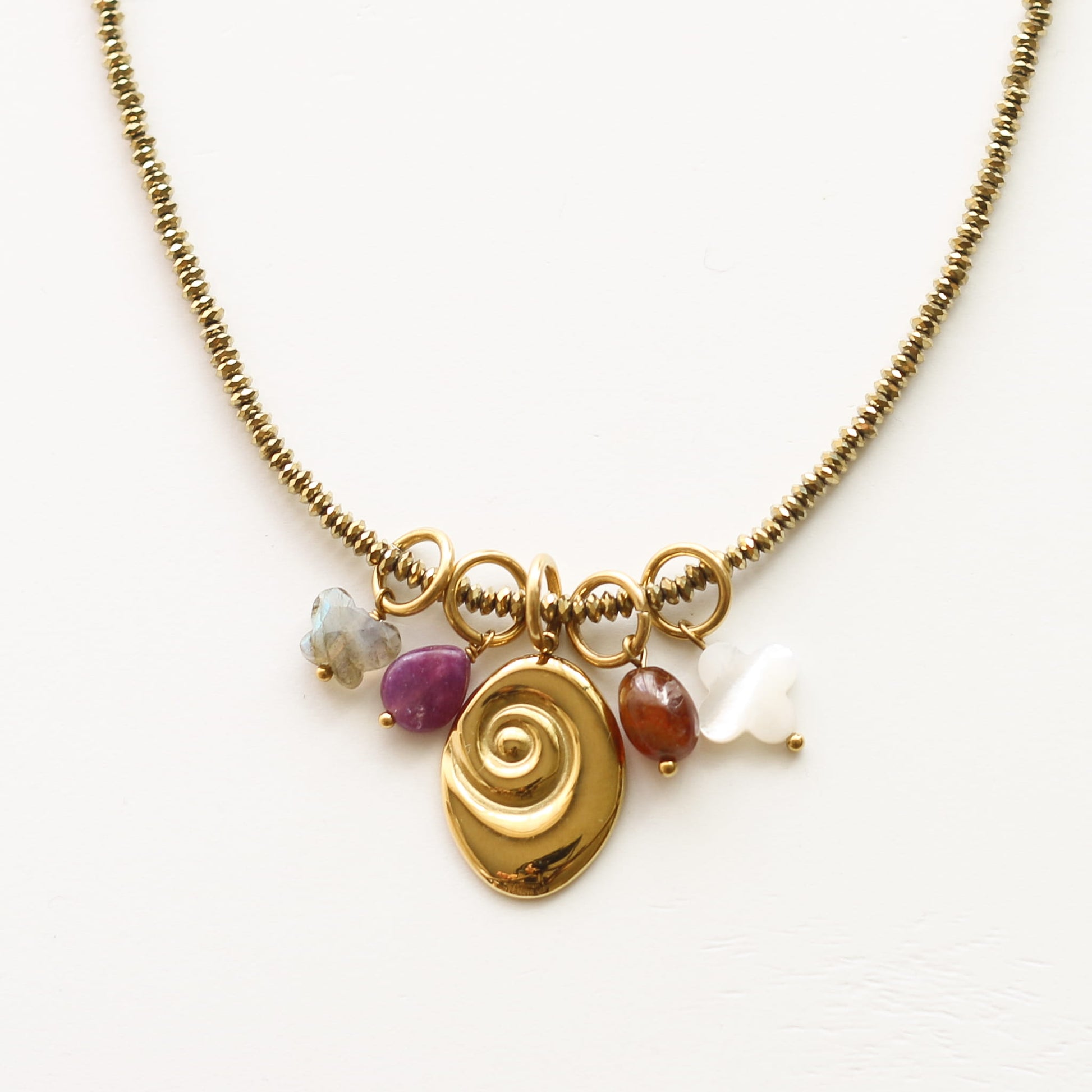 Collier Hématite dorée gri-gris, Mahny pierres assemblées main, Paris.
