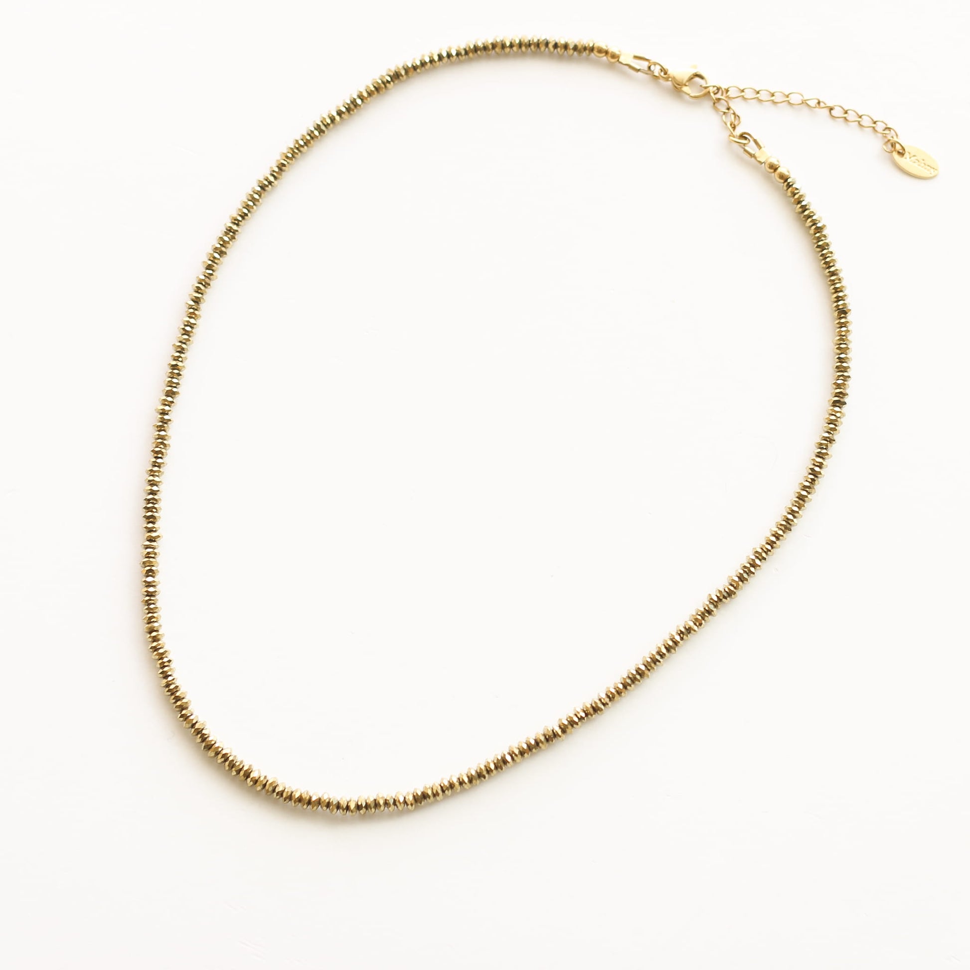 Collier Hématite dorée gri-gris, détail de la chaîne dorée, pierre véritable, signé Mahny.