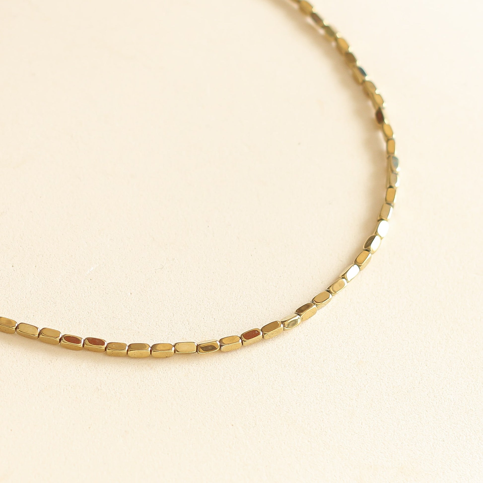 Collier en hématite dorée, perles rectangulaires élégantes