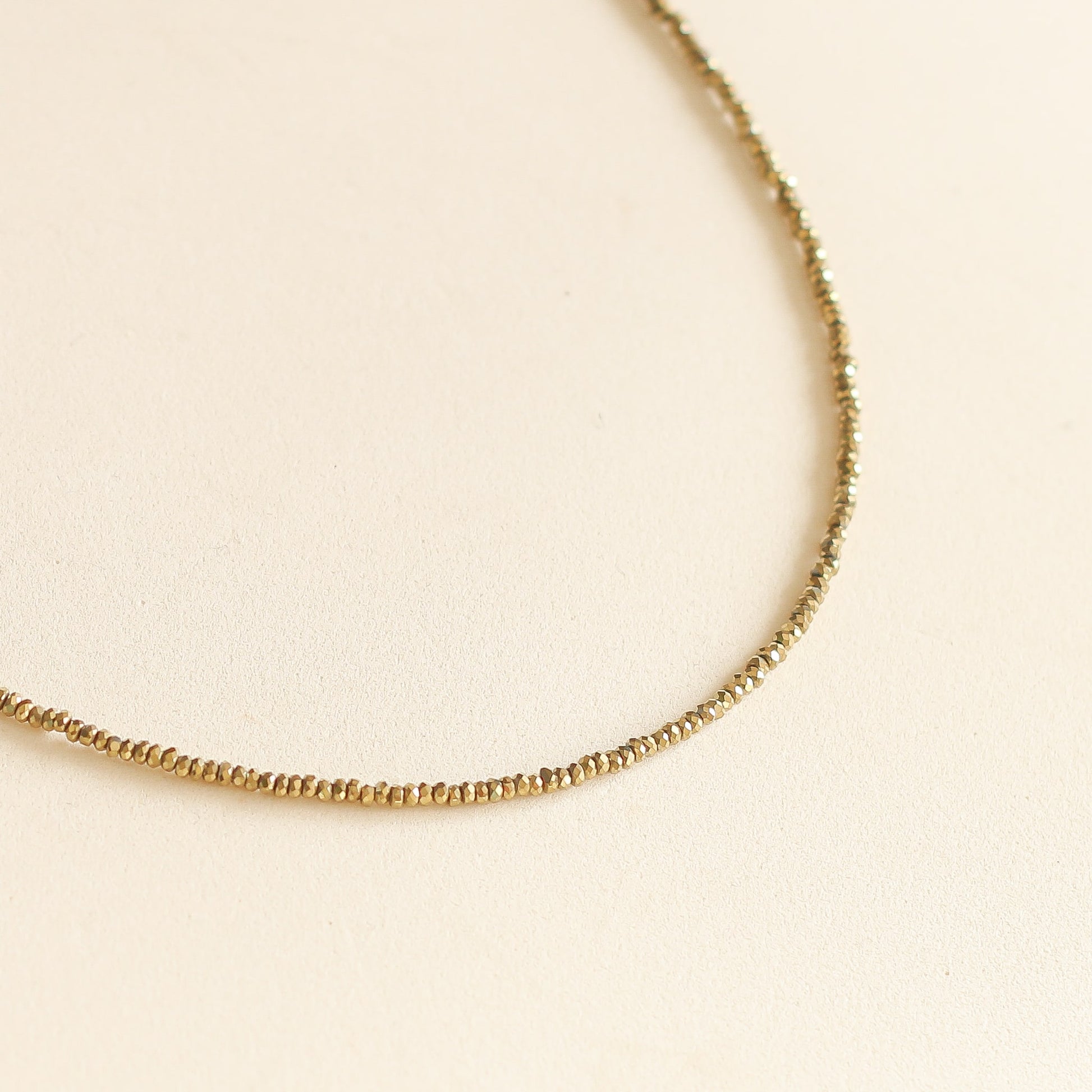 collier en perles fines d'hématite le cadeau pour un anniversaire