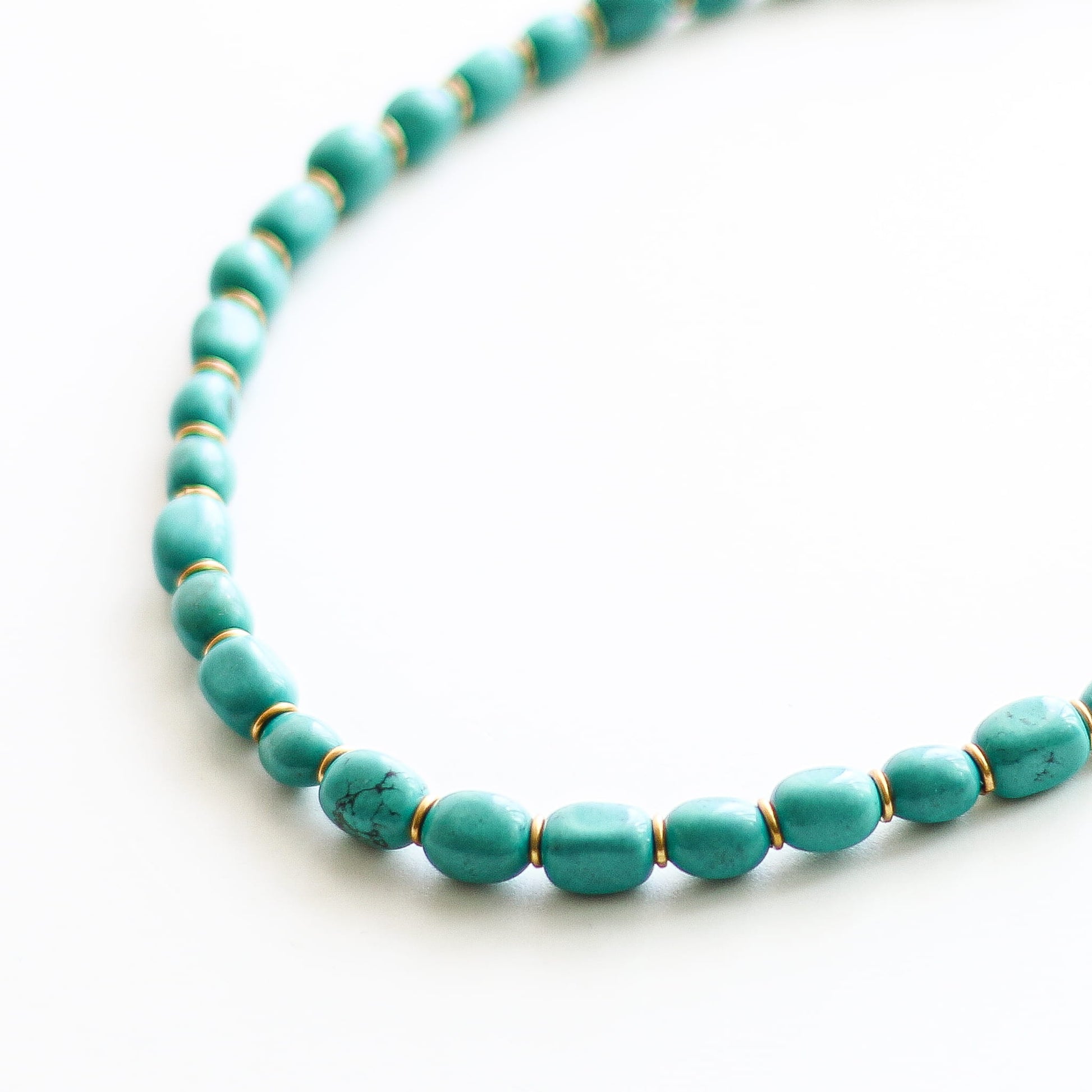 Collier en howlite, pierre naturelle.