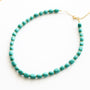 Collier en howlite, assemblé à la main.