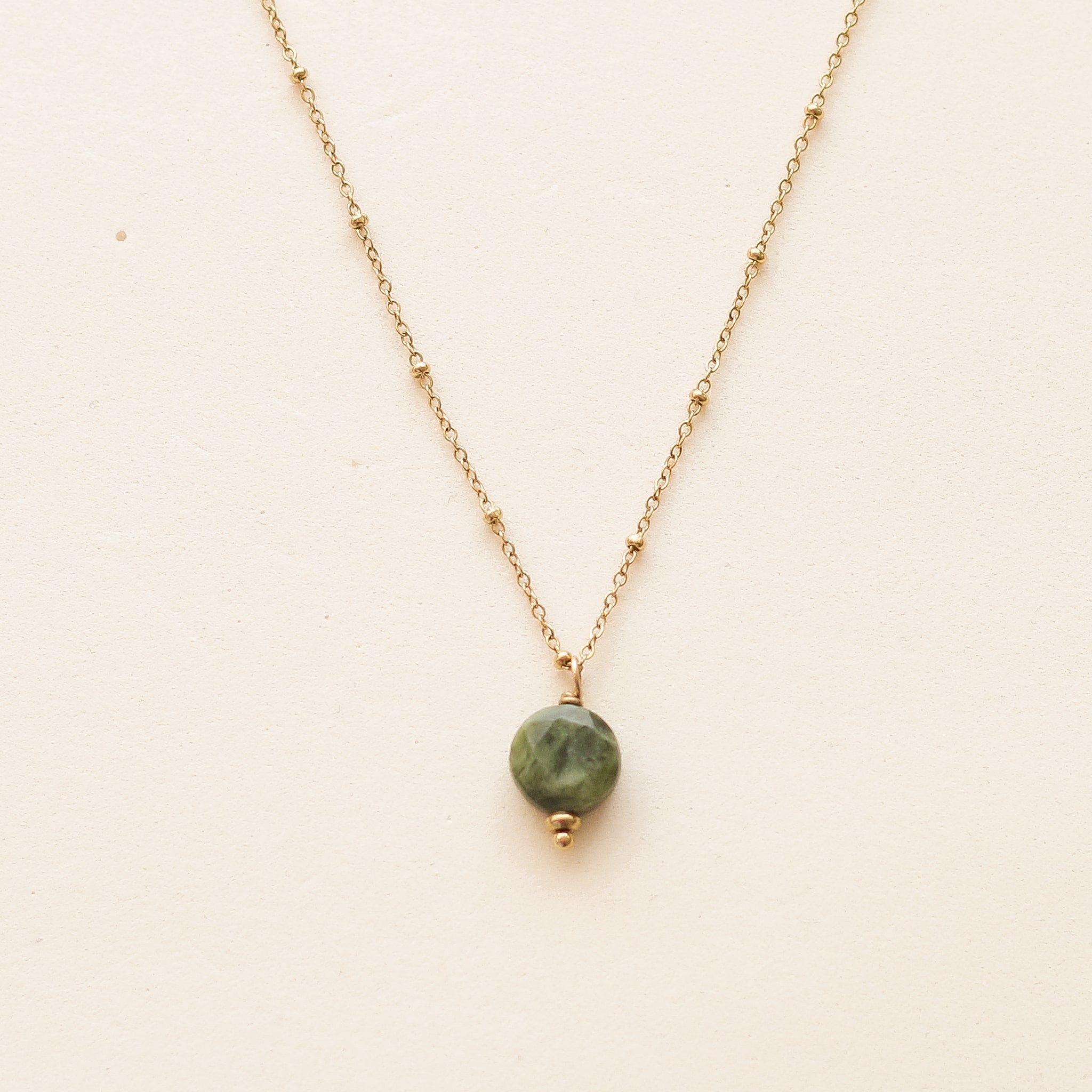 collier à chaine fine et pierre de Jadéite olive  style minimaliste 