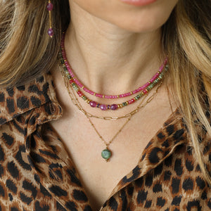 ce collier en Jadéite olive s'accorde avec le rose et doré