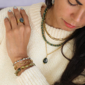 collier doré avec un pendentif en pierre fine de Jadéite olive