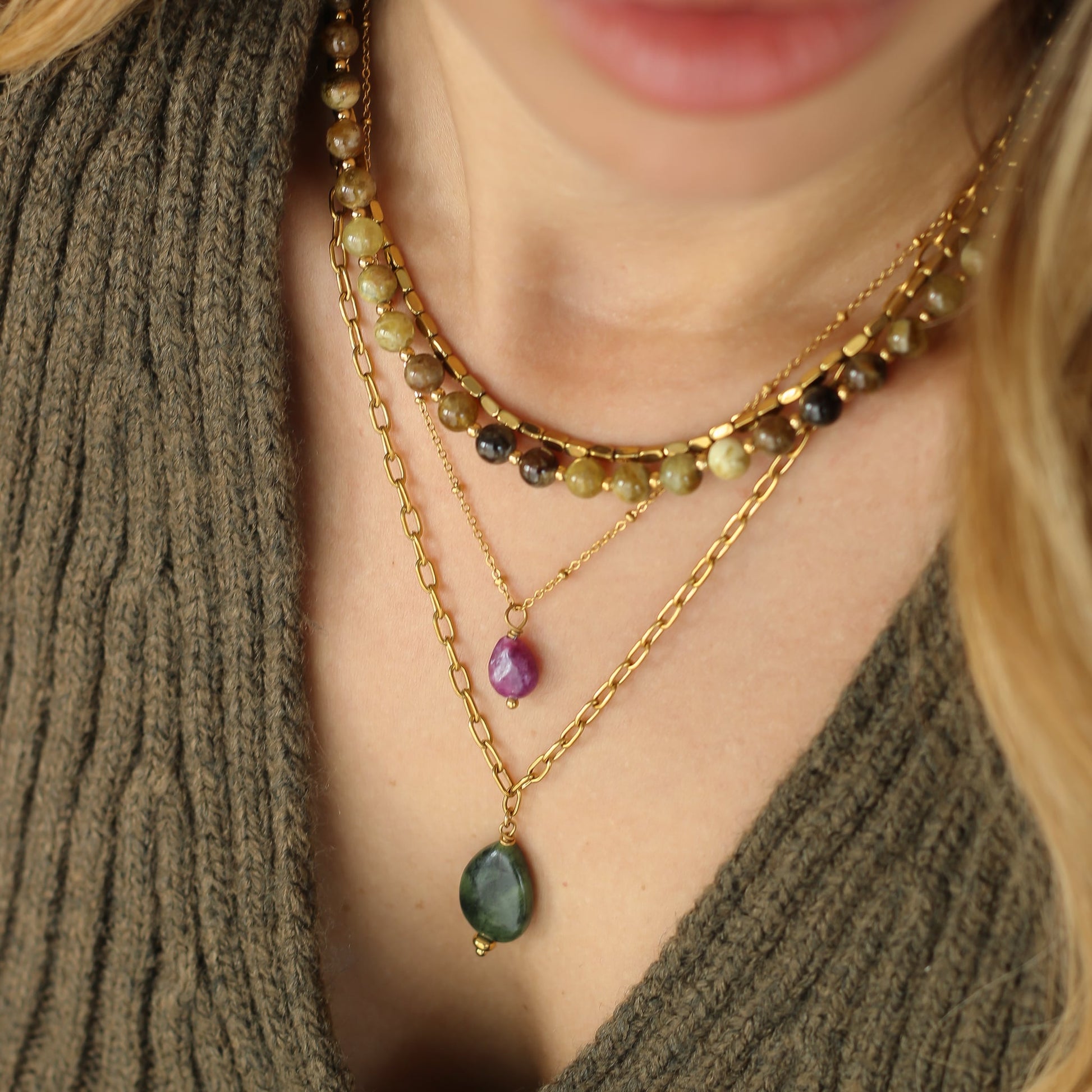 le collier pour elle, chaine dorée et Jadéite olive
