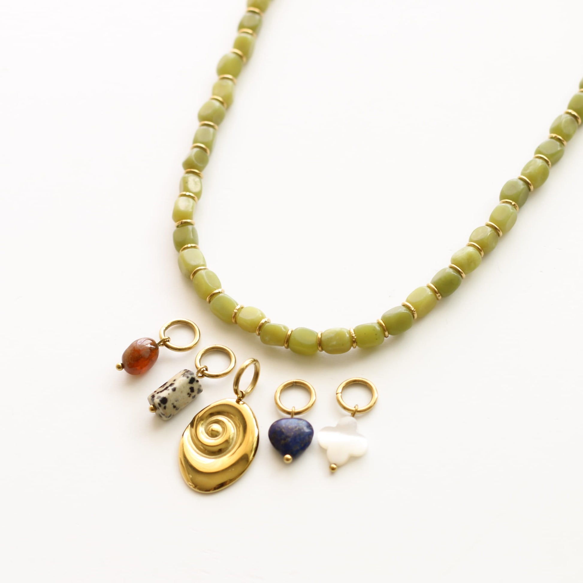 Collier Jadéite Olive gri-gris, détail de la composition, Mahny bijoux pierre fine.