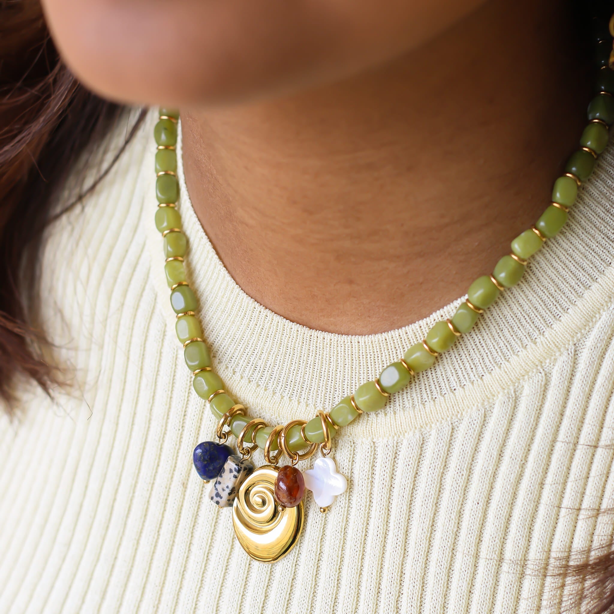 Gri-gris pour collier modulable, vue rapprochée, pierre véritable, signé Mahny.