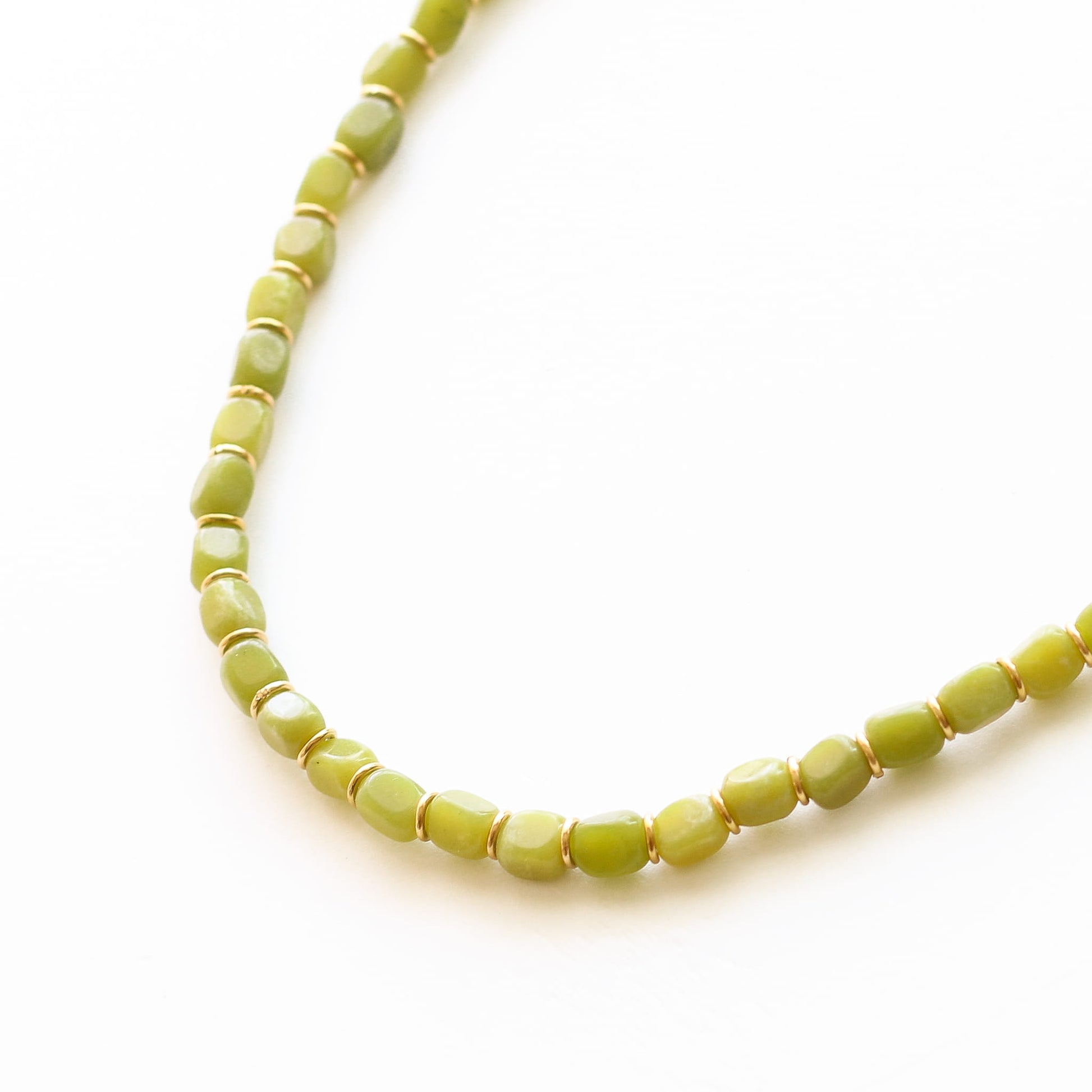 Collier Jadéite Olive gri-gris, vue d'ensemble, Mahny bijoux pierres naturelles.