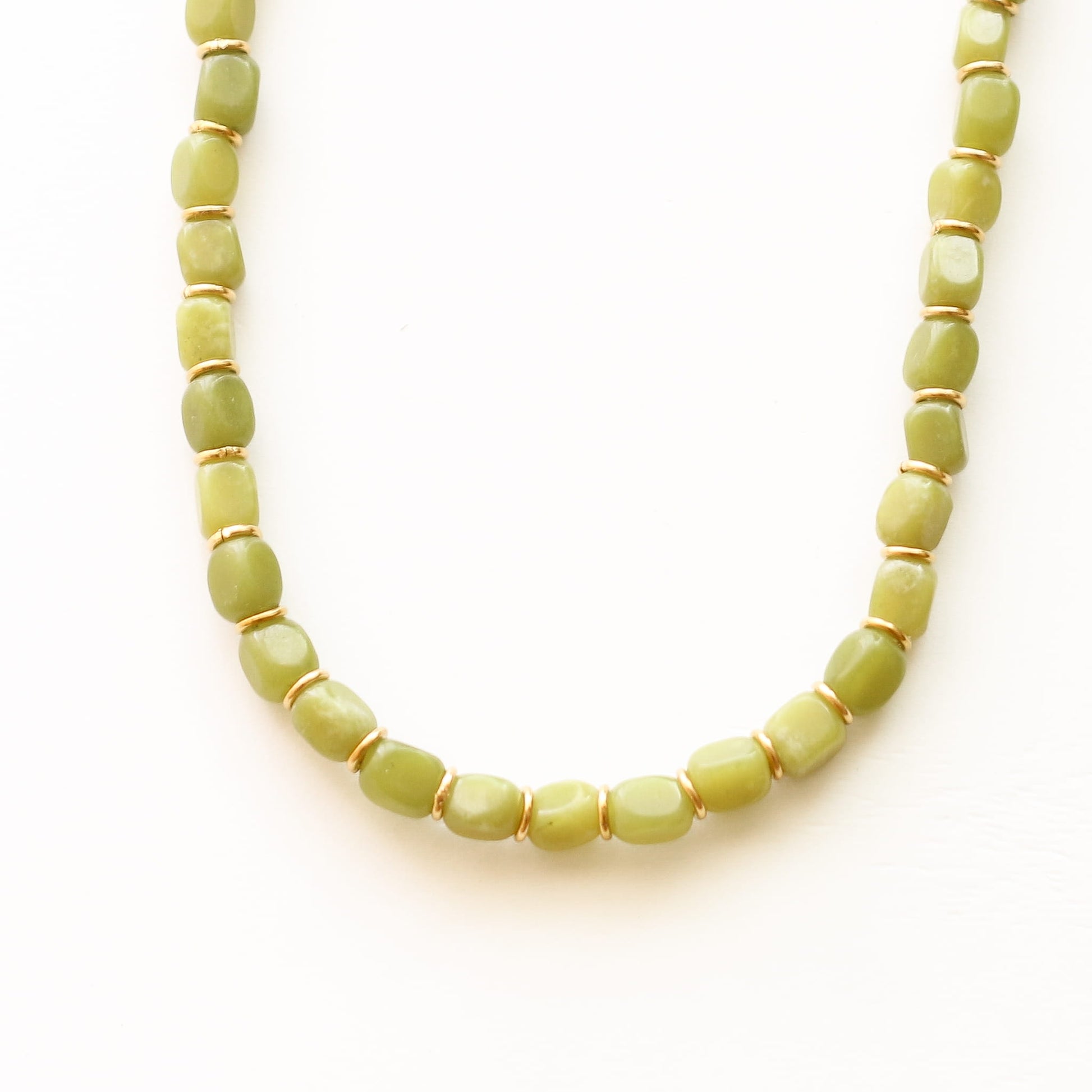Collier chaîne Jadéite Olive modulable, autre angle, Mahny bijoux pierres naturelles.