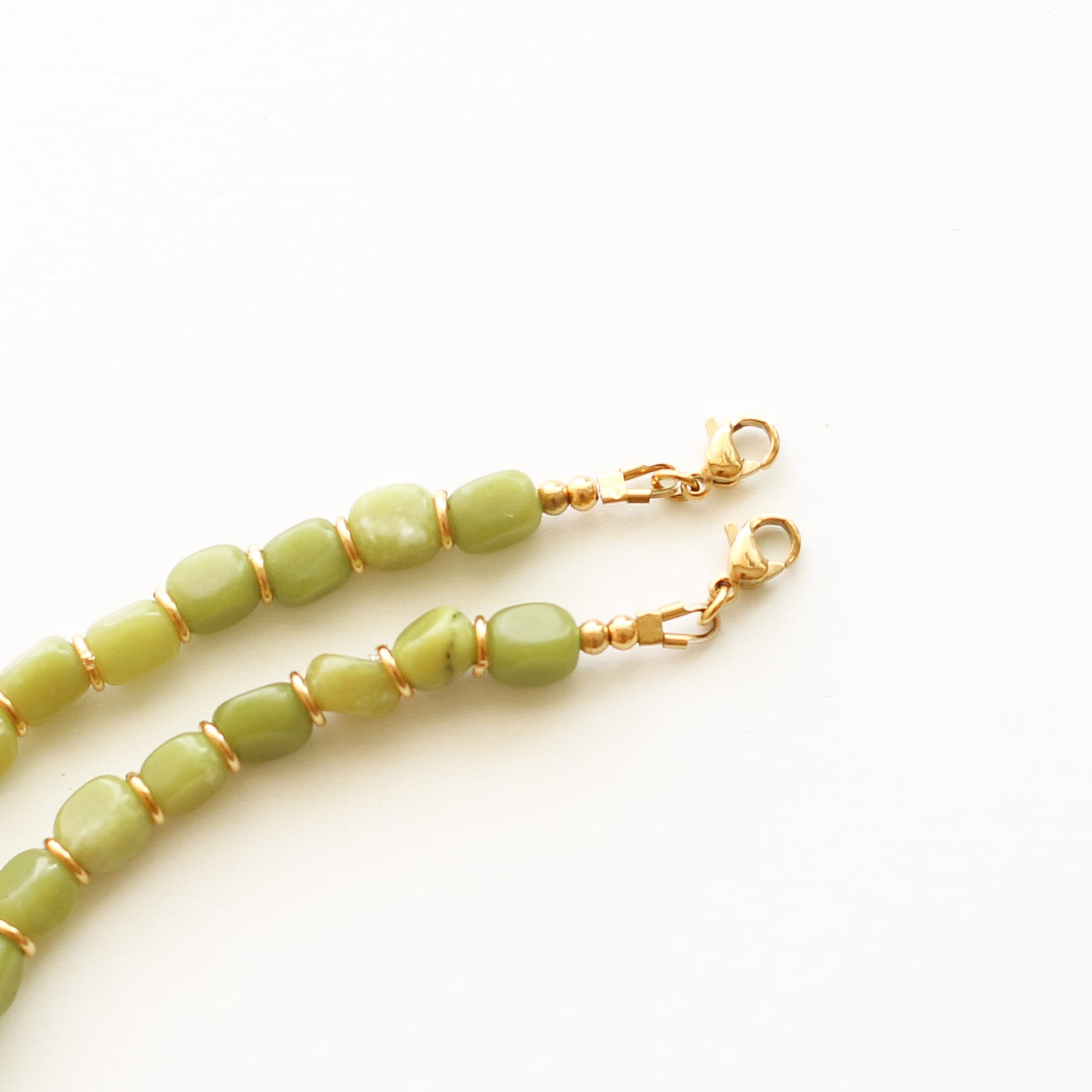 Collier chaîne Jadéite Olive modulable, détail de la composition, création Mahny bijoux pierres semi-précieuses.