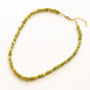 Collier Jadéite Olive gri-gris, mise en scène, création Mahny bijoux pierres semi-précieuses.