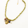 Collier Jadéite Olive gri-gris, vue de profil, création Mahny bijoux pierres semi-précieuses.