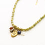 Collier Jadéite Olive gri-gris, gros plan sur la pierre, Mahny bijoux pierres naturelles.