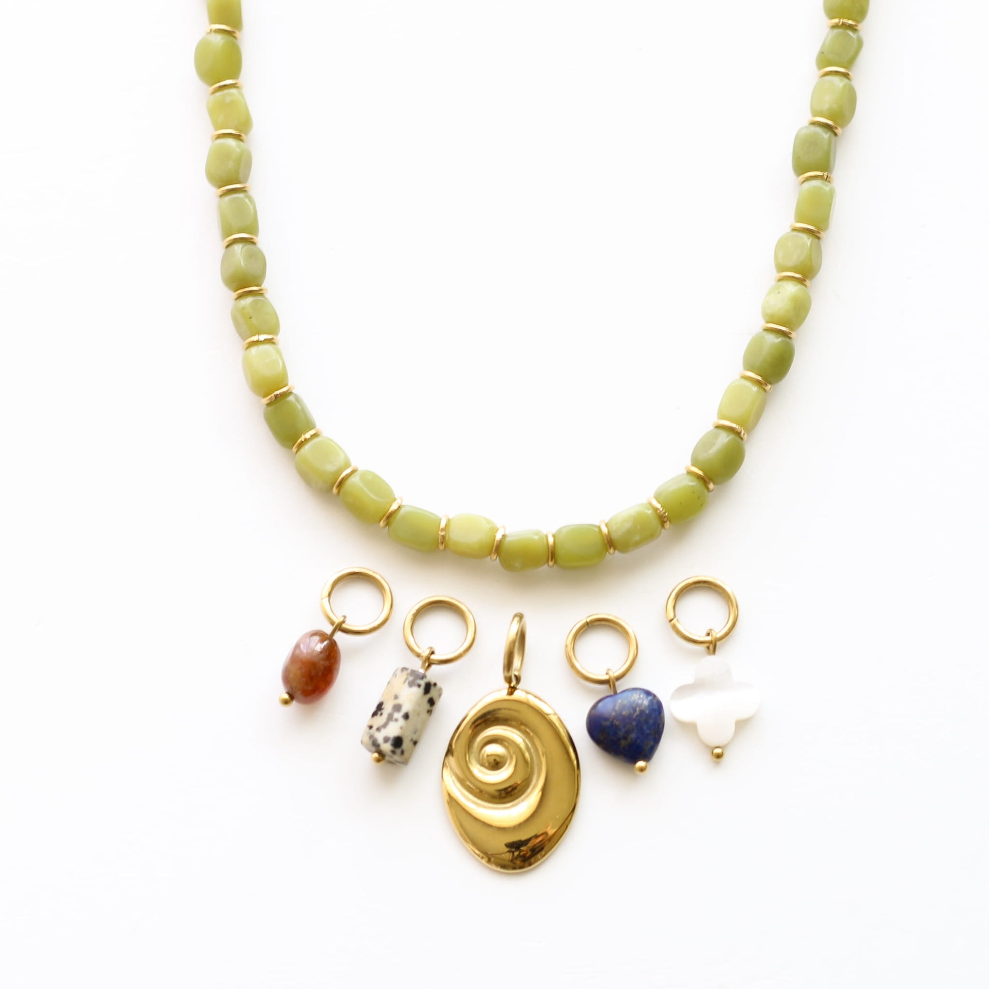 Collier Jadéite Olive gri-gris, détail des pierres, pierre véritable, signé Mahny.