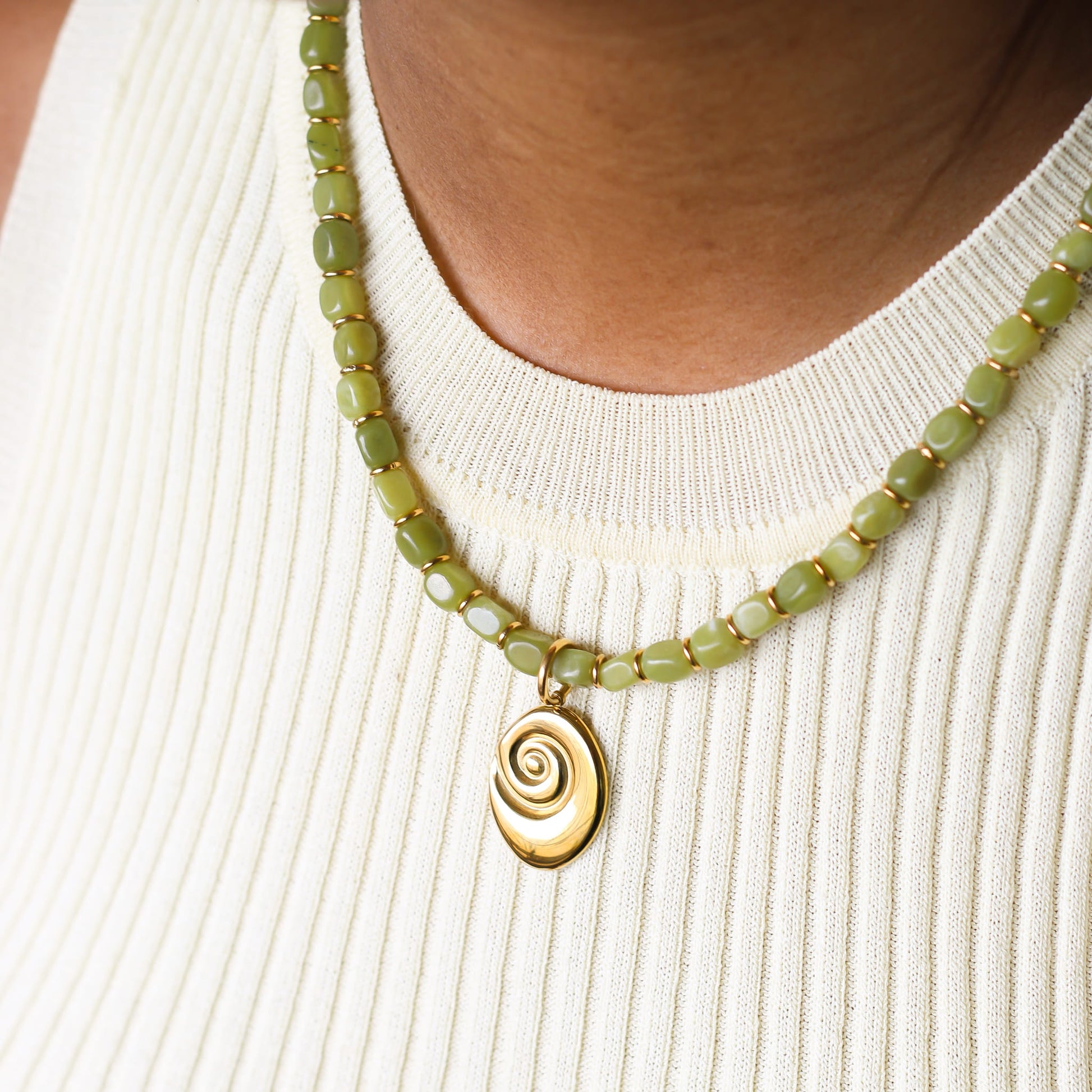 Collier Jadéite Olive gri-gris, détail de la chaîne dorée, Mahny pierres assemblées main, Paris.