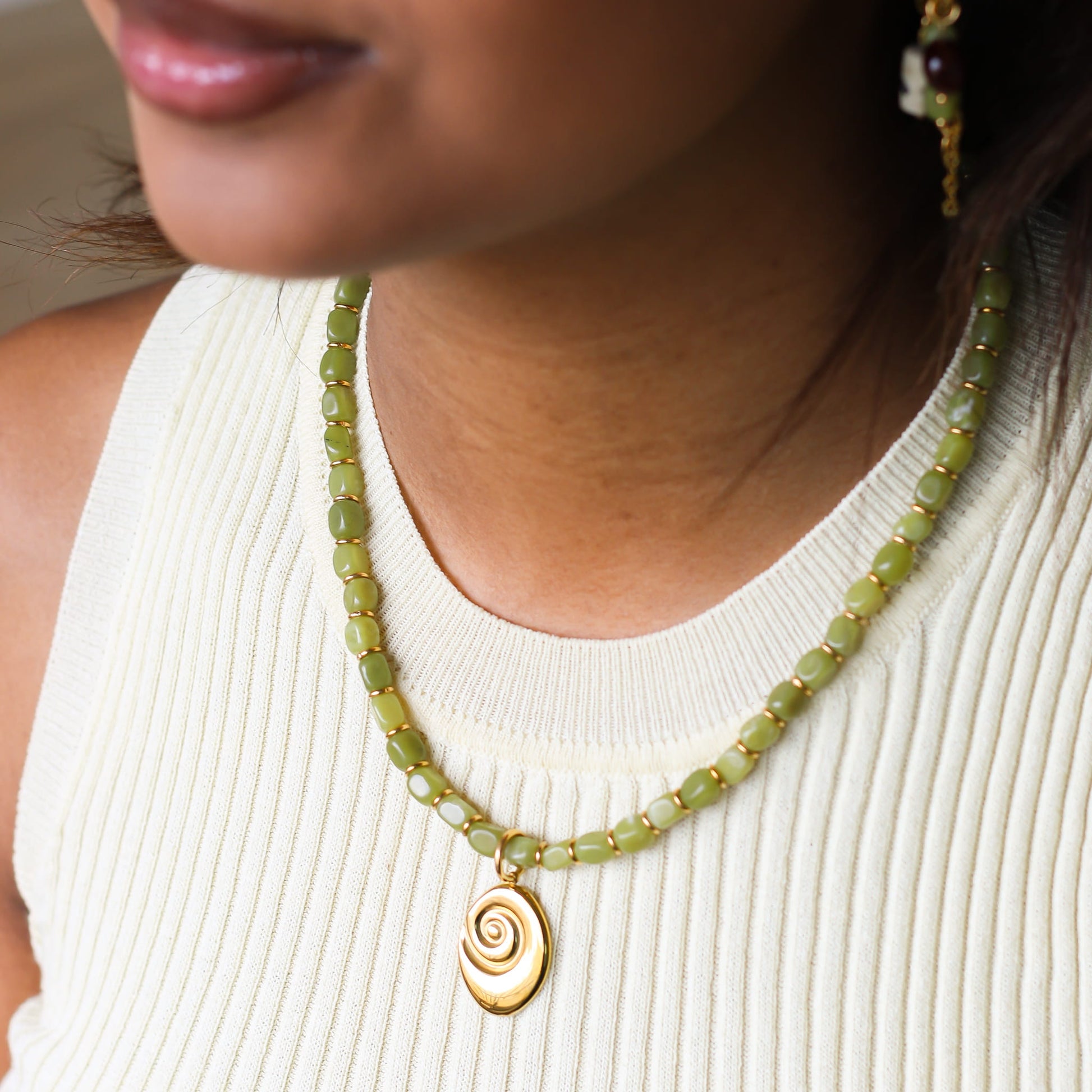 Collier Jadéite Olive gri-gris, autre angle, bijou femme pierres naturelles Mahny.