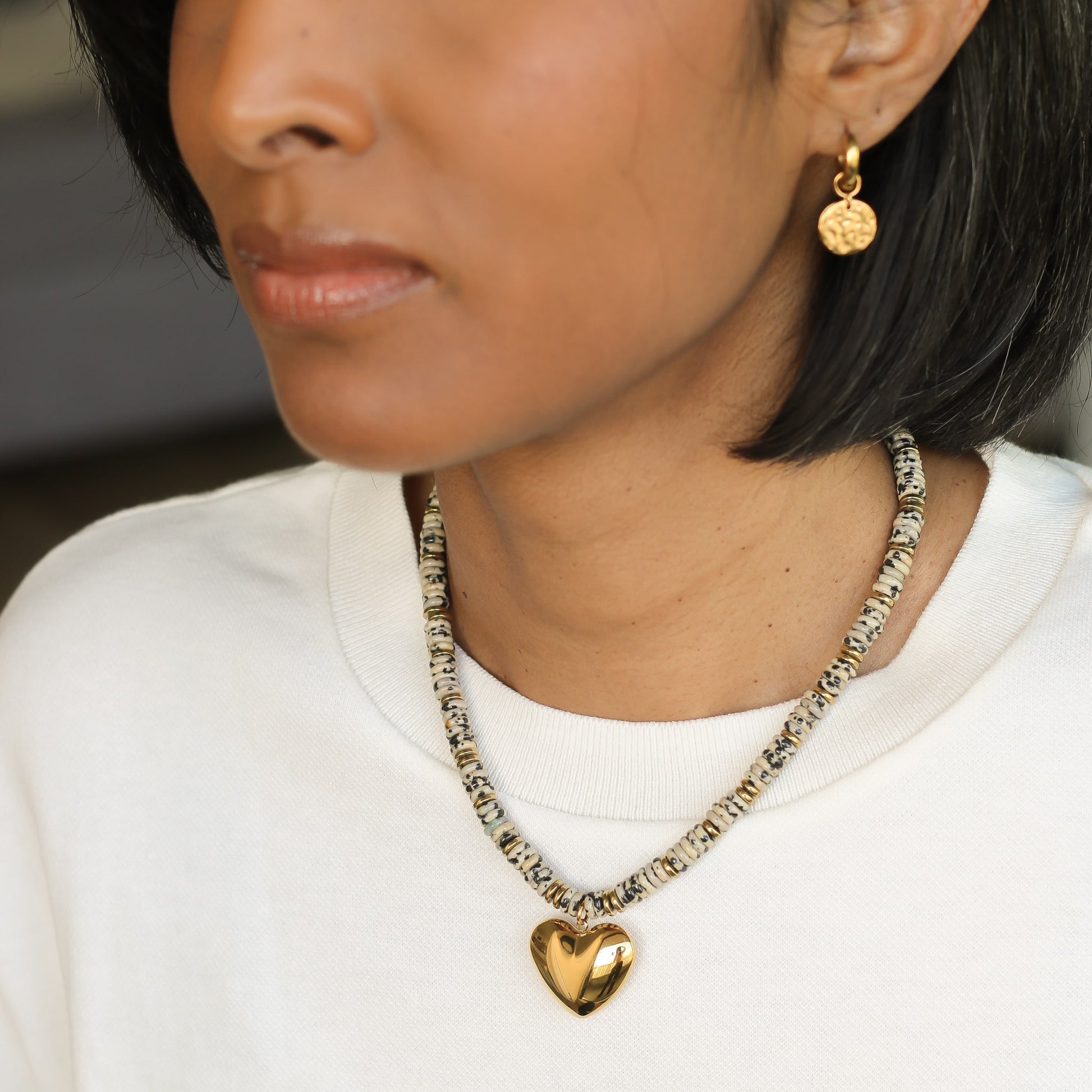 collier avec un pendentif doré coeur et du Jaspe dalmatien