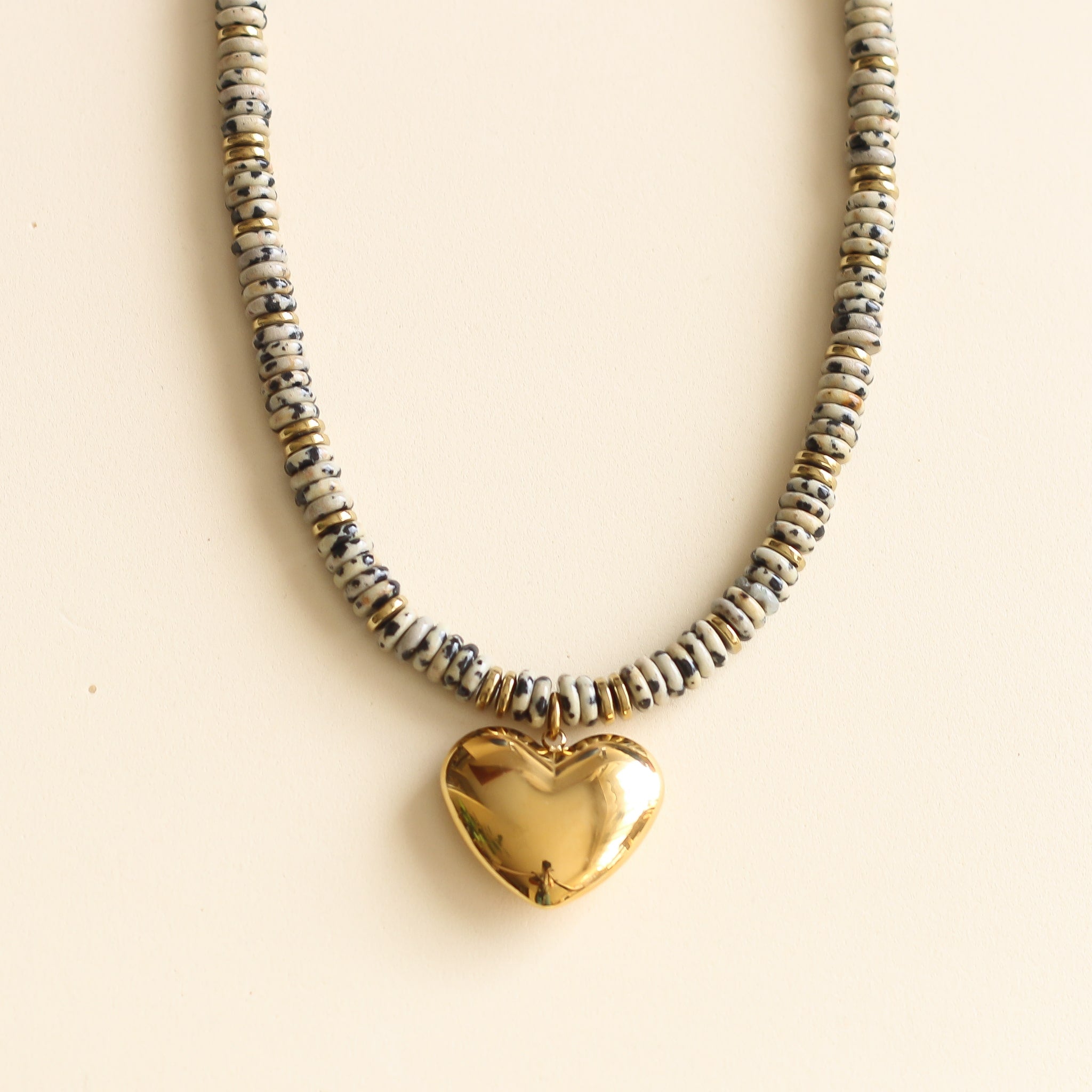 collier tendance en Jaspe dalmatien avec un pendentif en coeur doré