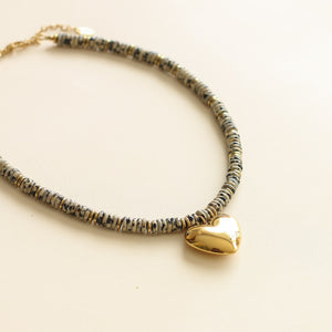 offrez de l'amour avec ce collier en Jaspe dalmatien et coeur doré