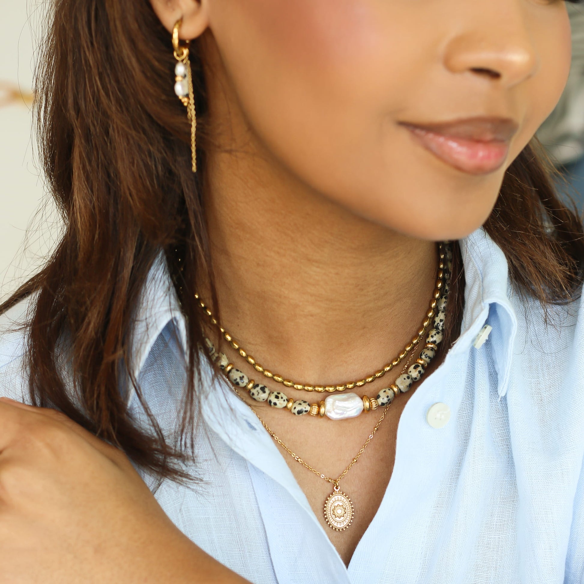 Collier Hématite dorée, gros plan sur la pierre, bijou femme pierres naturelles Mahny.