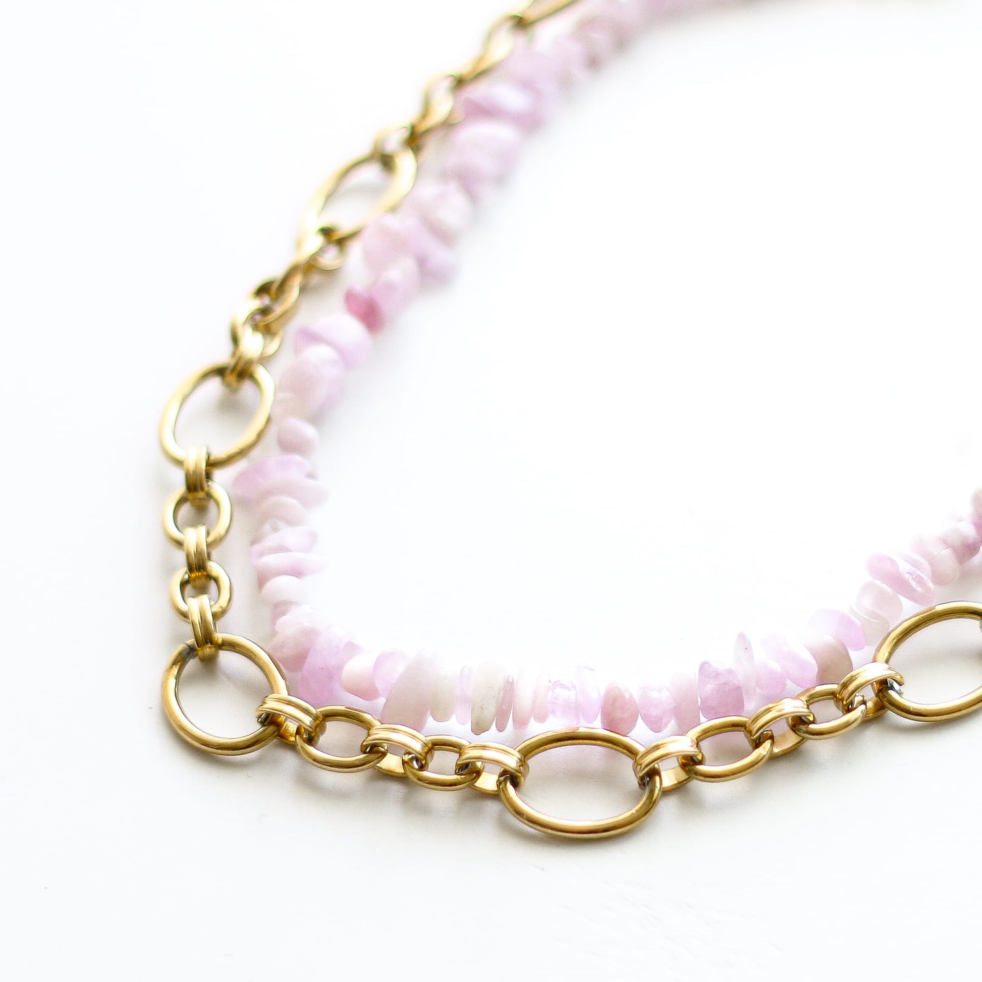 Collier en kunzite sur chaîne acier inoxydable.