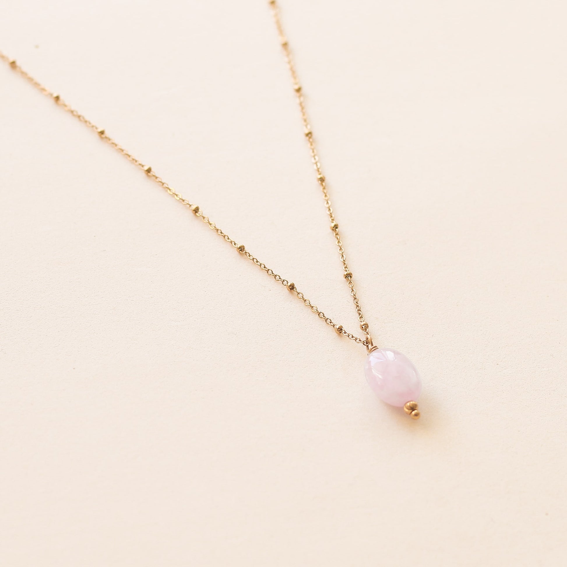 collier au style minimaliste en acier inoxydable hypoallergenique et  Kunzite