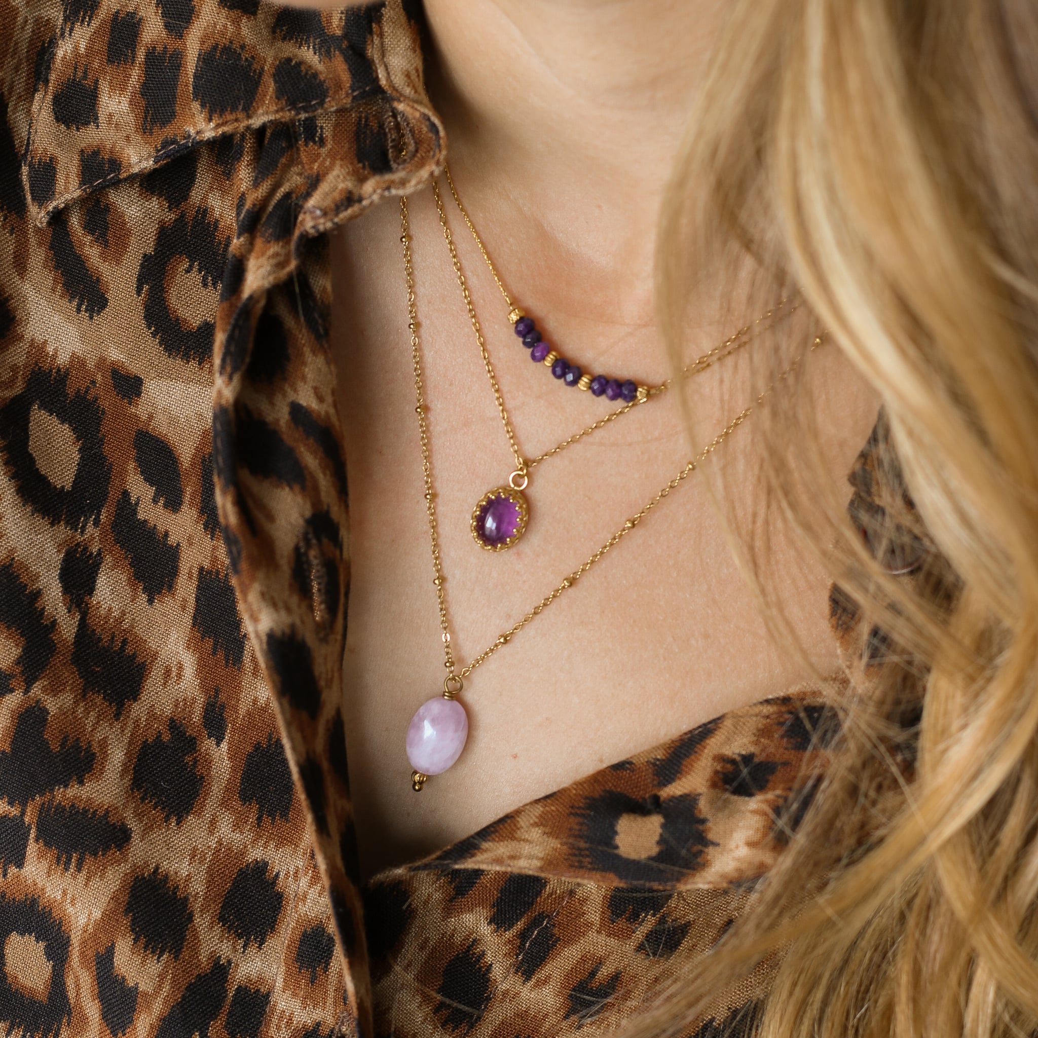 collier long doré avec sa pierre fine de Kunzite aux teintes violettes marbrées