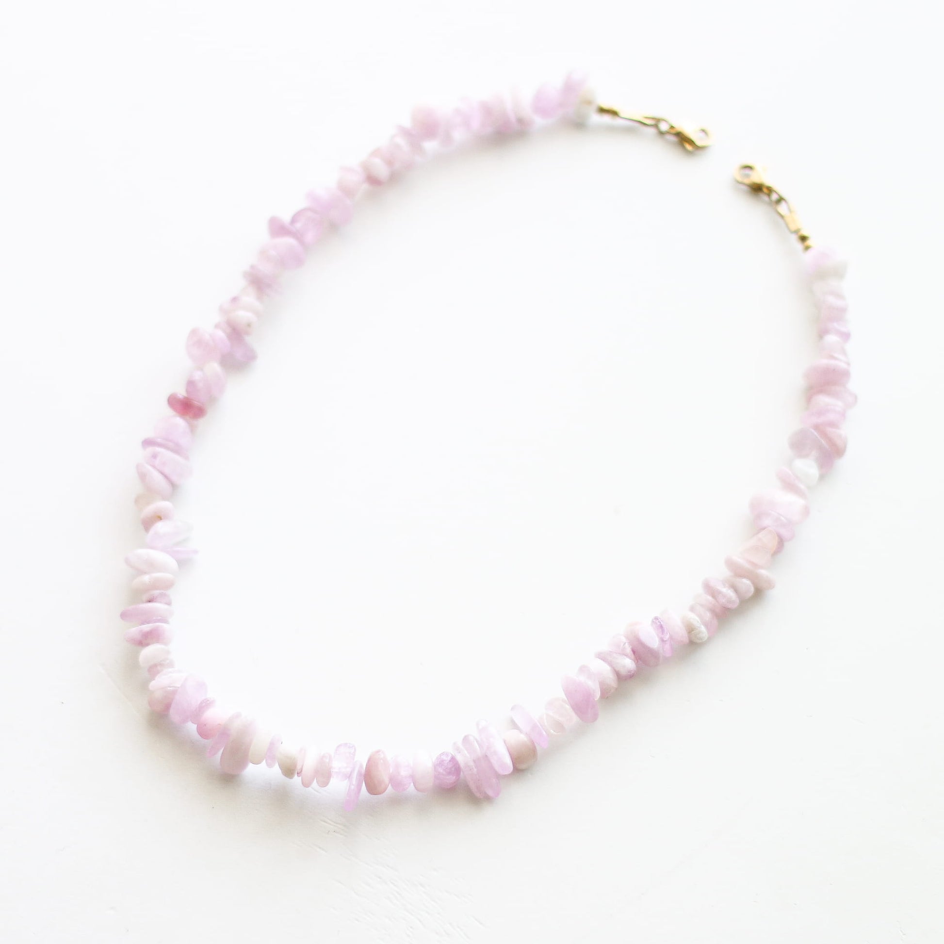 Collier en kunzite, assemblé à la main.