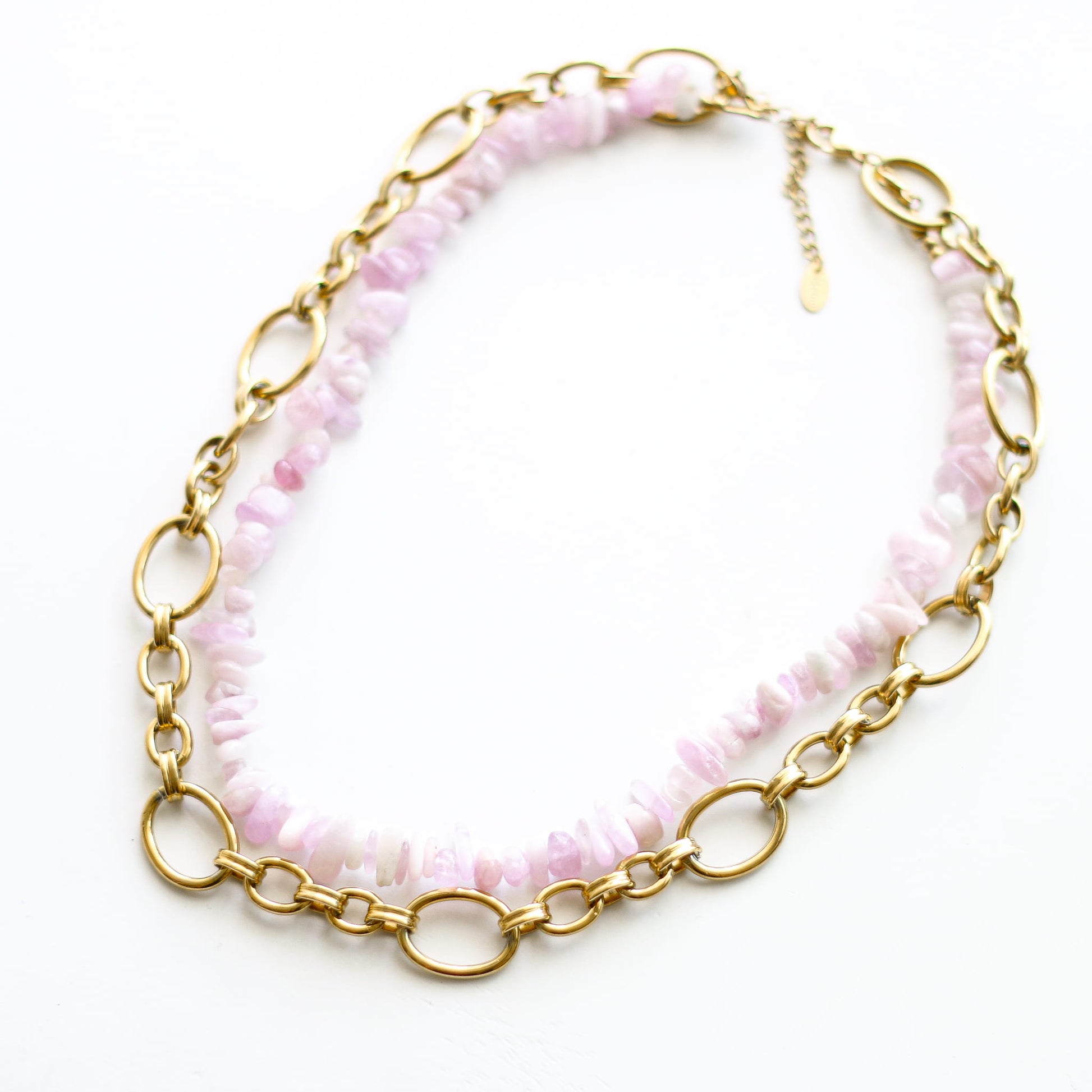 Collier en kunzite, assemblé à la main.