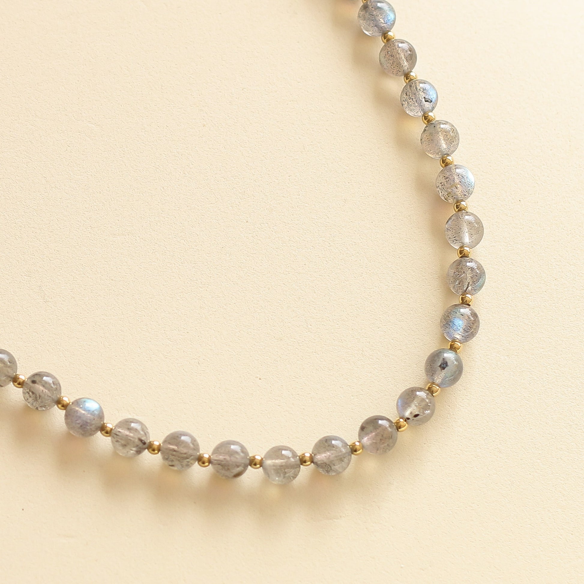 collier fait main avec des perles de Labradorite sélectionnées une à une