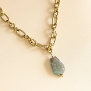 collier avec une pierre de Labradorite brute aux reflets bleus et gris
