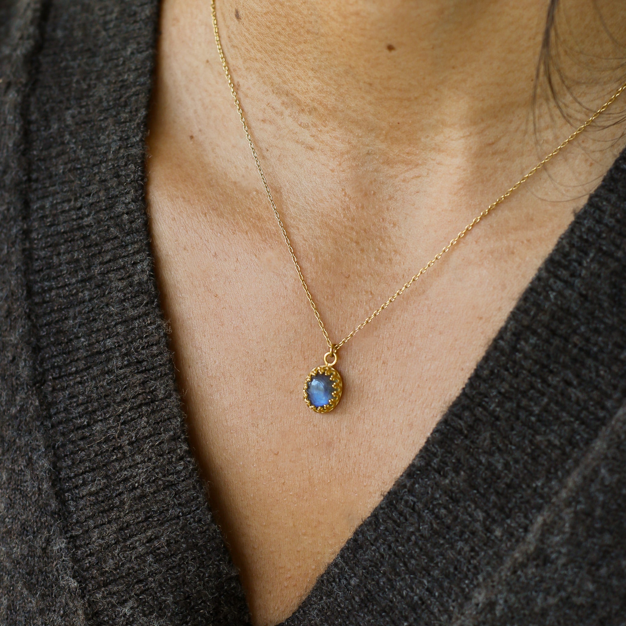 collier pendentif fin en labradorite aux reflets bleutés naturels style minimaliste