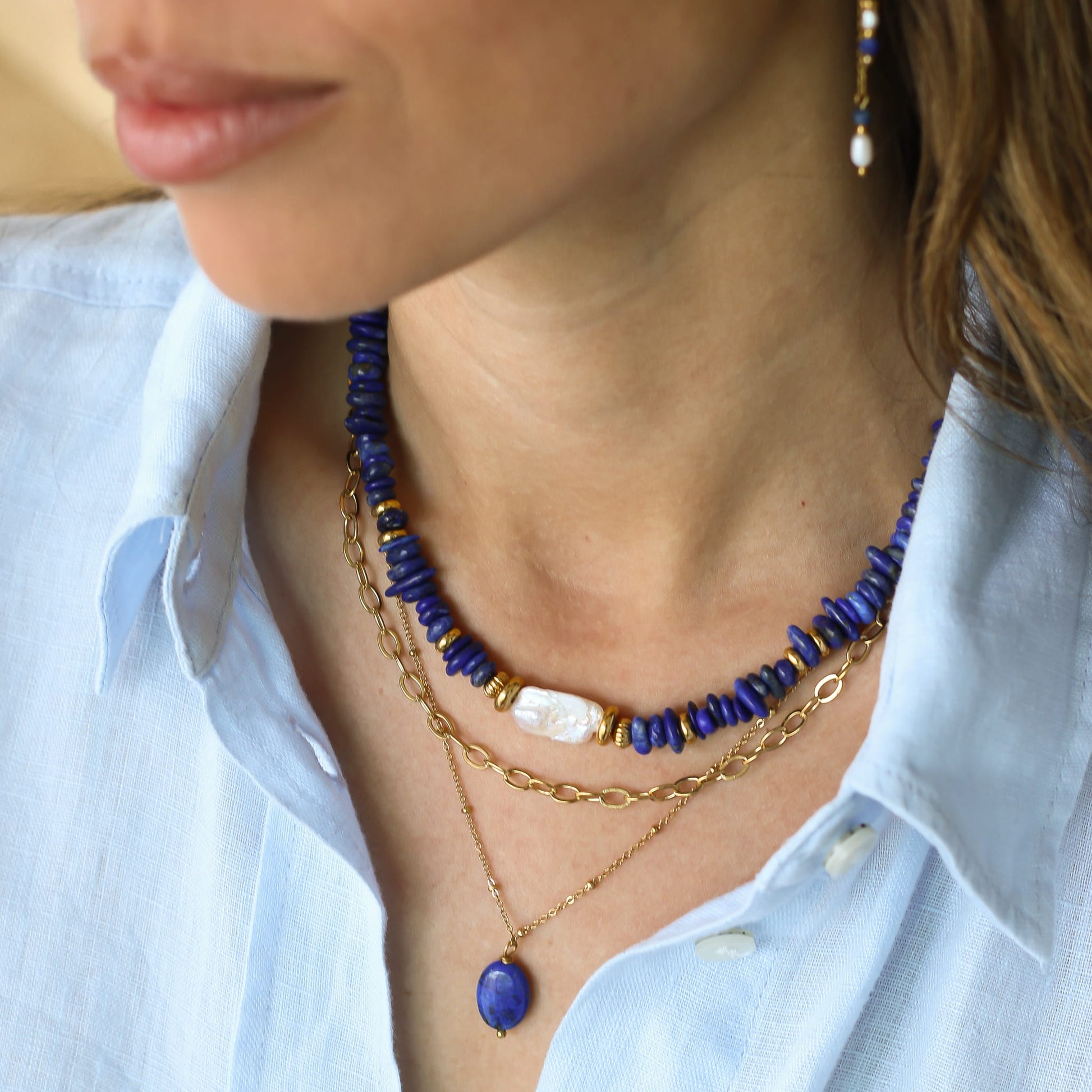 Collier Lapis Lazuli Nacre, vue de profil, pierre véritable, signé Mahny.
