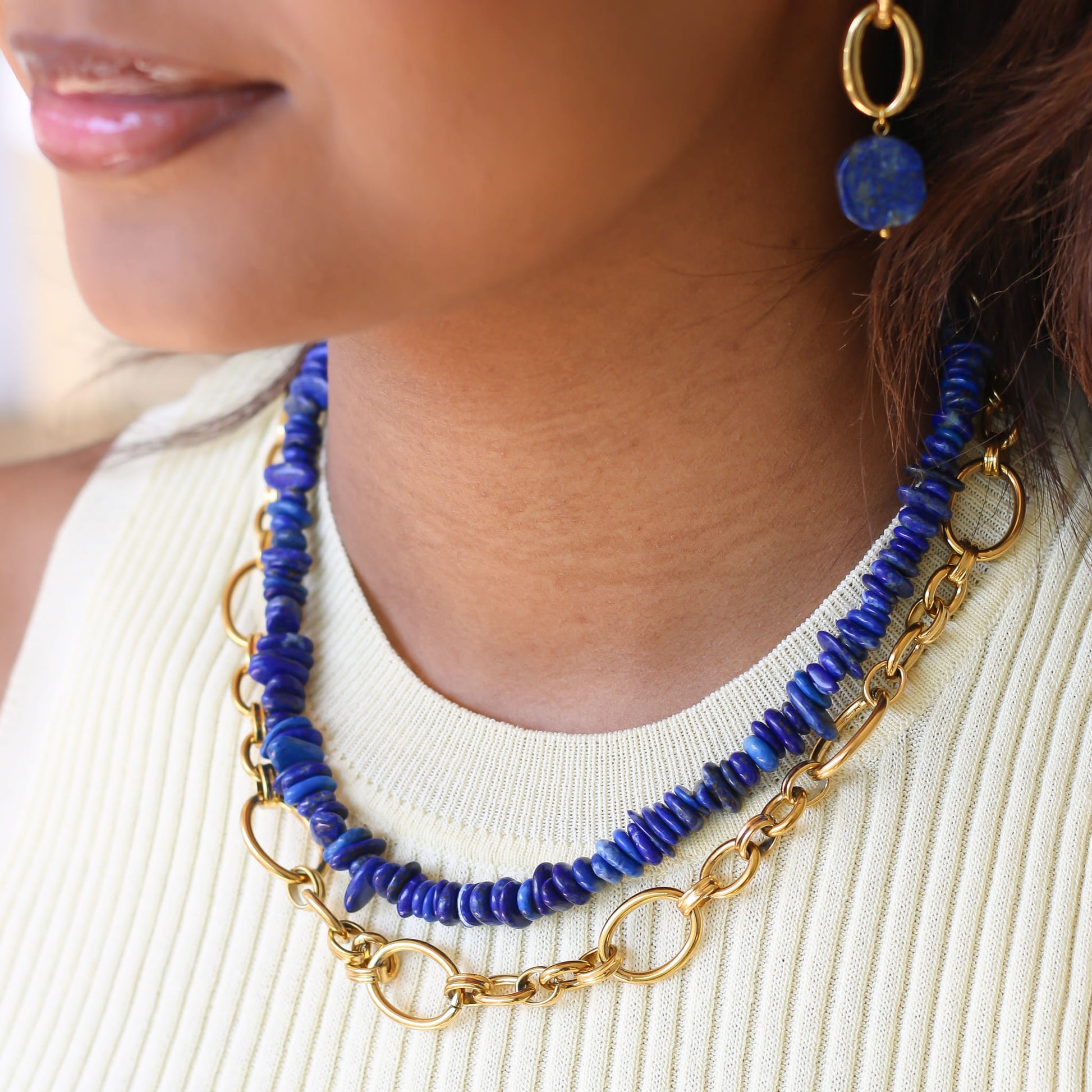 Collier chaîne Lapis Lazuli modulable, vue rapprochée, pierre véritable, signé Mahny.