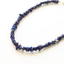 Collier chaîne Lapis Lazuli modulable, vue de profil, Mahny pierres assemblées main, Paris.