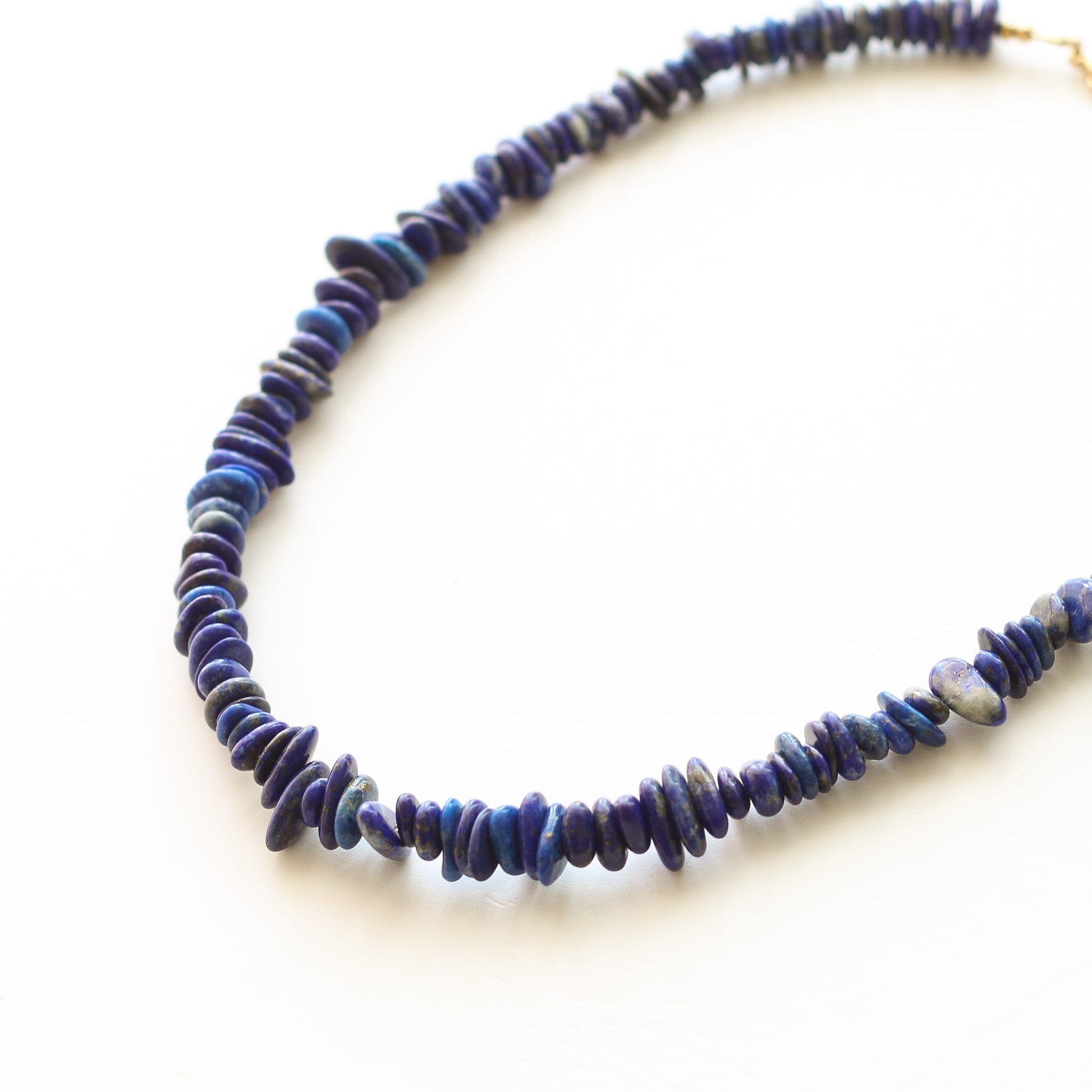 Collier chaîne Lapis Lazuli modulable, vue de profil, Mahny pierres assemblées main, Paris.