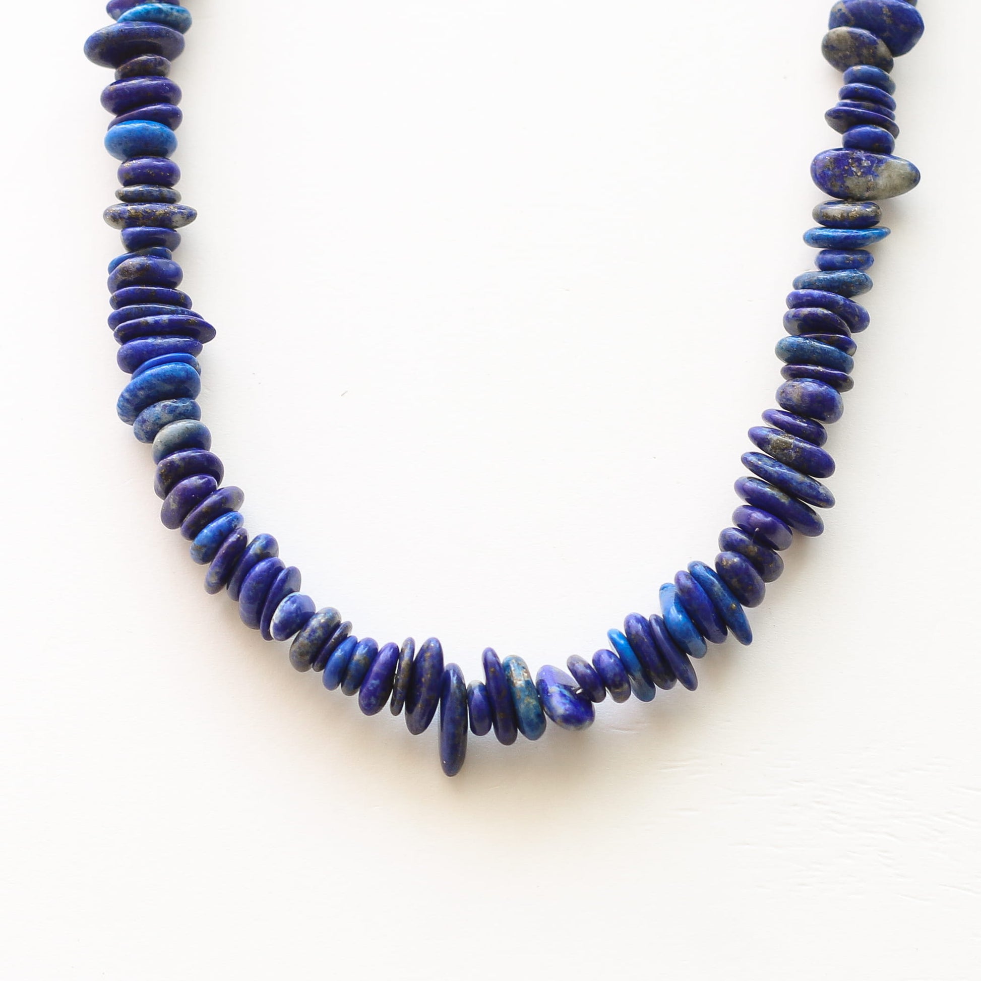 Collier chaîne Lapis Lazuli modulable, gros plan sur la pierre, création Mahny bijoux pierres semi-précieuses.