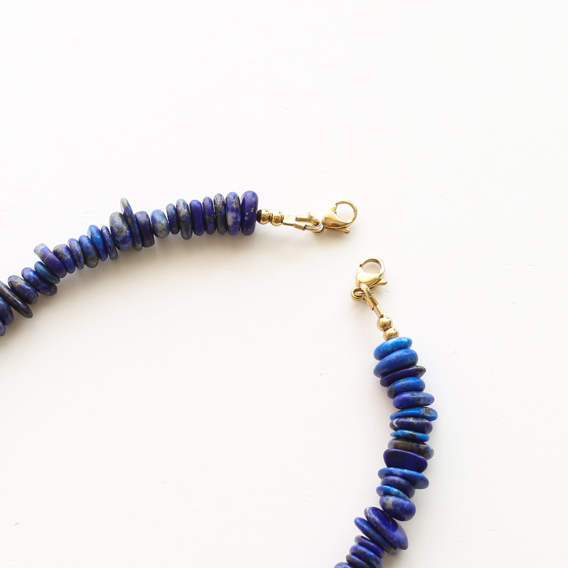 Collier chaîne Lapis Lazuli modulable, vue alternative, bijou femme pierres naturelles Mahny.