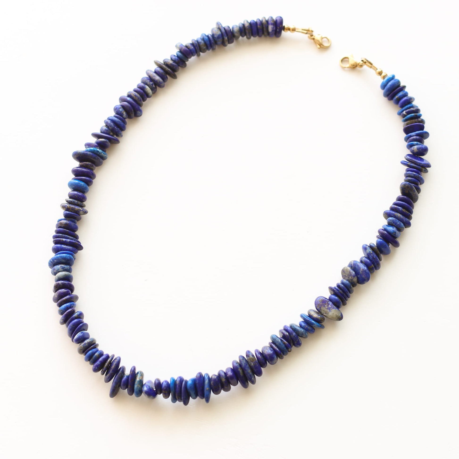 Collier chaîne Lapis Lazuli modulable, détail de la chaîne dorée, pierre véritable, signé Mahny.