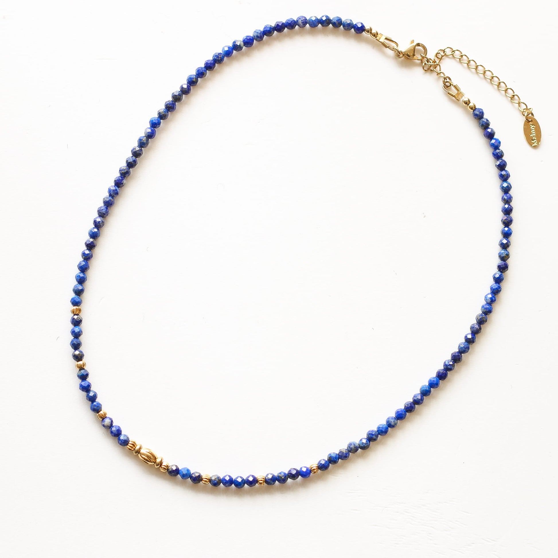 Collier Lapis Lazuli perlé, détail du fermoir signé Mahny, pierres semi-précieuses assemblées main.