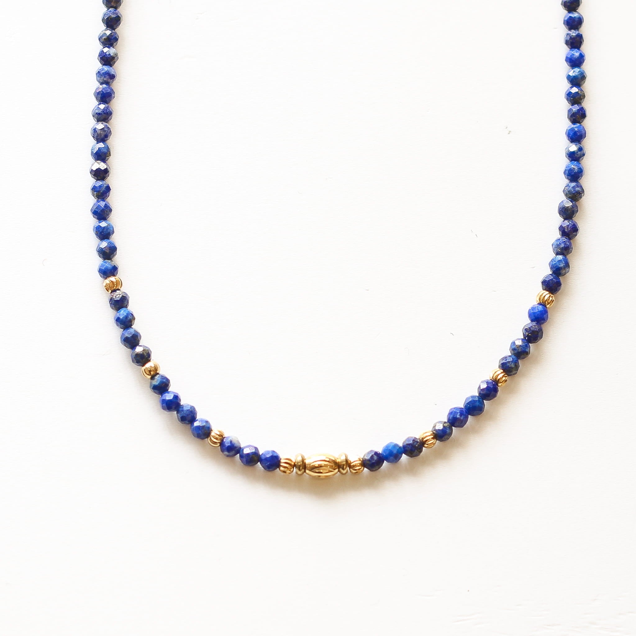 Collier Lapis Lazuli perlé, pierre véritable, signé Mahny.