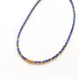 Collier Lapis Lazuli perlé, vue de profil, pierre véritable, signé Mahny.