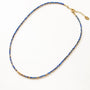 Collier Lapis Lazuli perlé fin, gros plan sur la pierre, Mahny bijoux pierres naturelles.