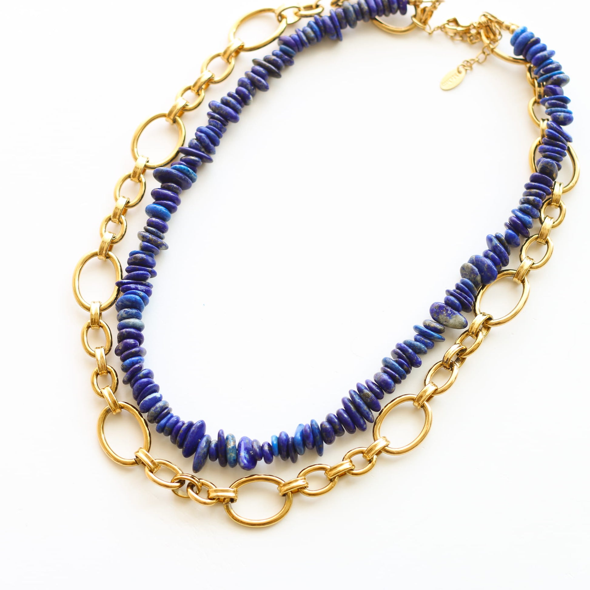 Collier chaîne Lapis Lazuli modulable, détail des pierres, bijou femme pierres naturelles Mahny.