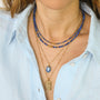 Collier Lapis Lazuli perlé, gros plan sur la pierre, Mahny pierres assemblées main, Paris.