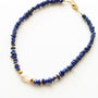Collier Lapis Lazuli Nacre, gros plan sur la pierre, Mahny pierres assemblées main, Paris.