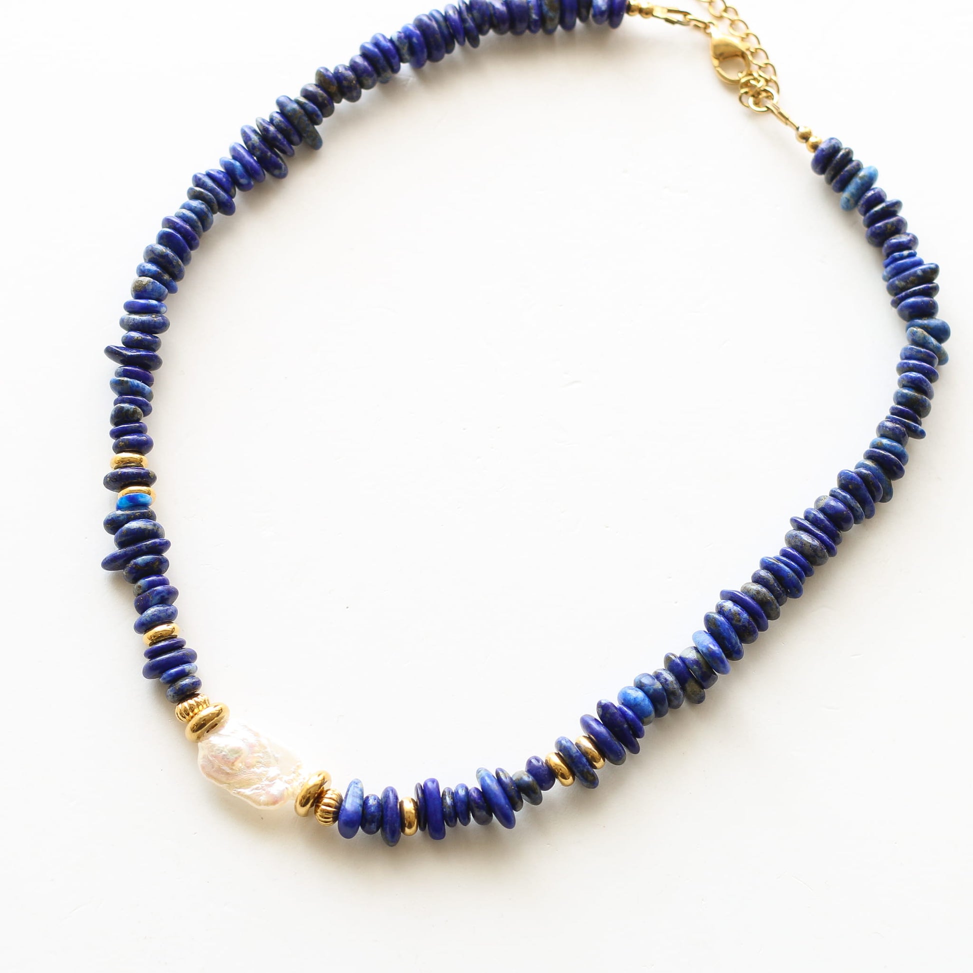 Collier Lapis Lazuli Nacre, gros plan sur la pierre, Mahny pierres assemblées main, Paris.