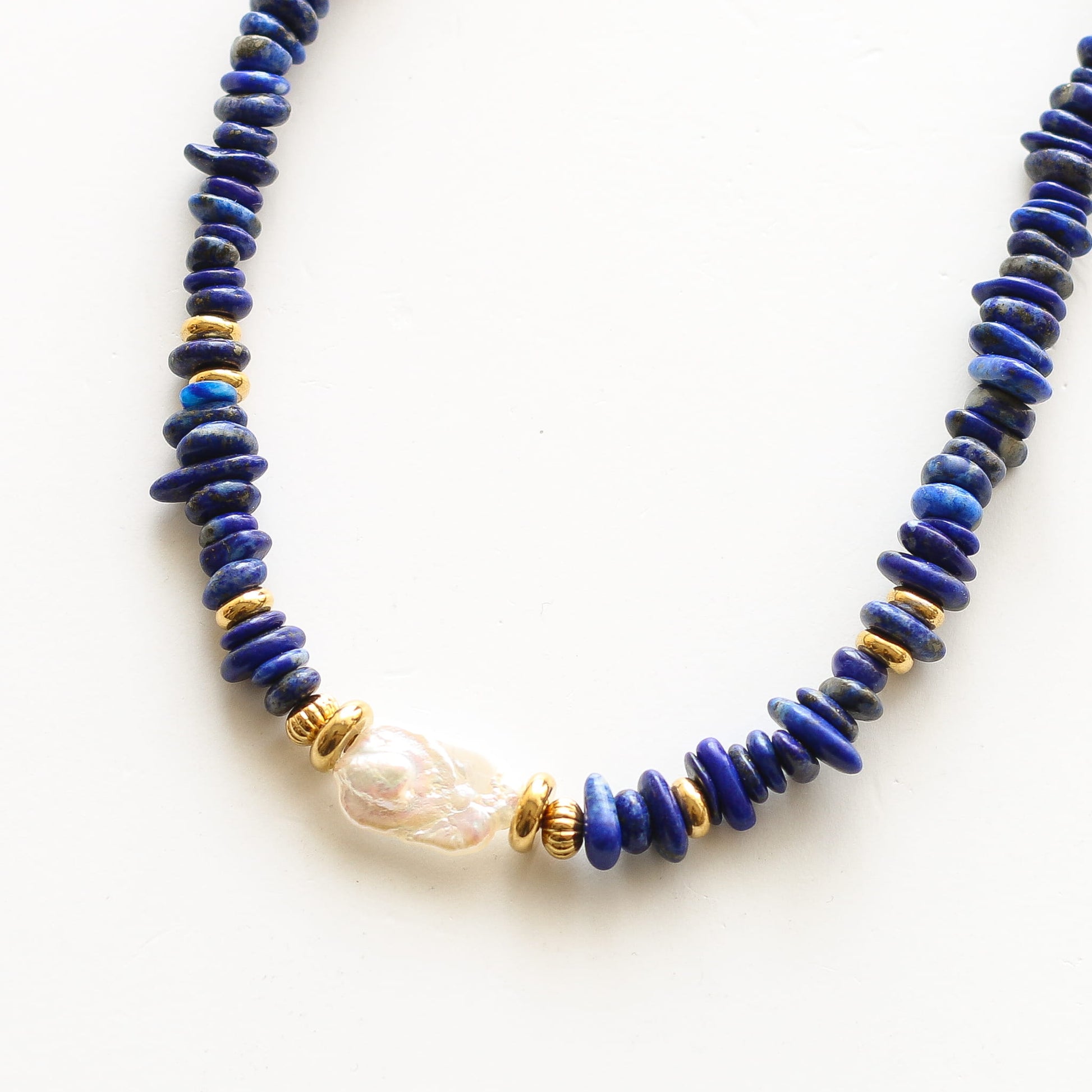 Collier Lapis Lazuli Nacre, détail de la chaîne dorée, bijou femme pierres naturelles Mahny.