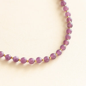 collier en Lépidolite, pierre naturelle violette et perles dorées